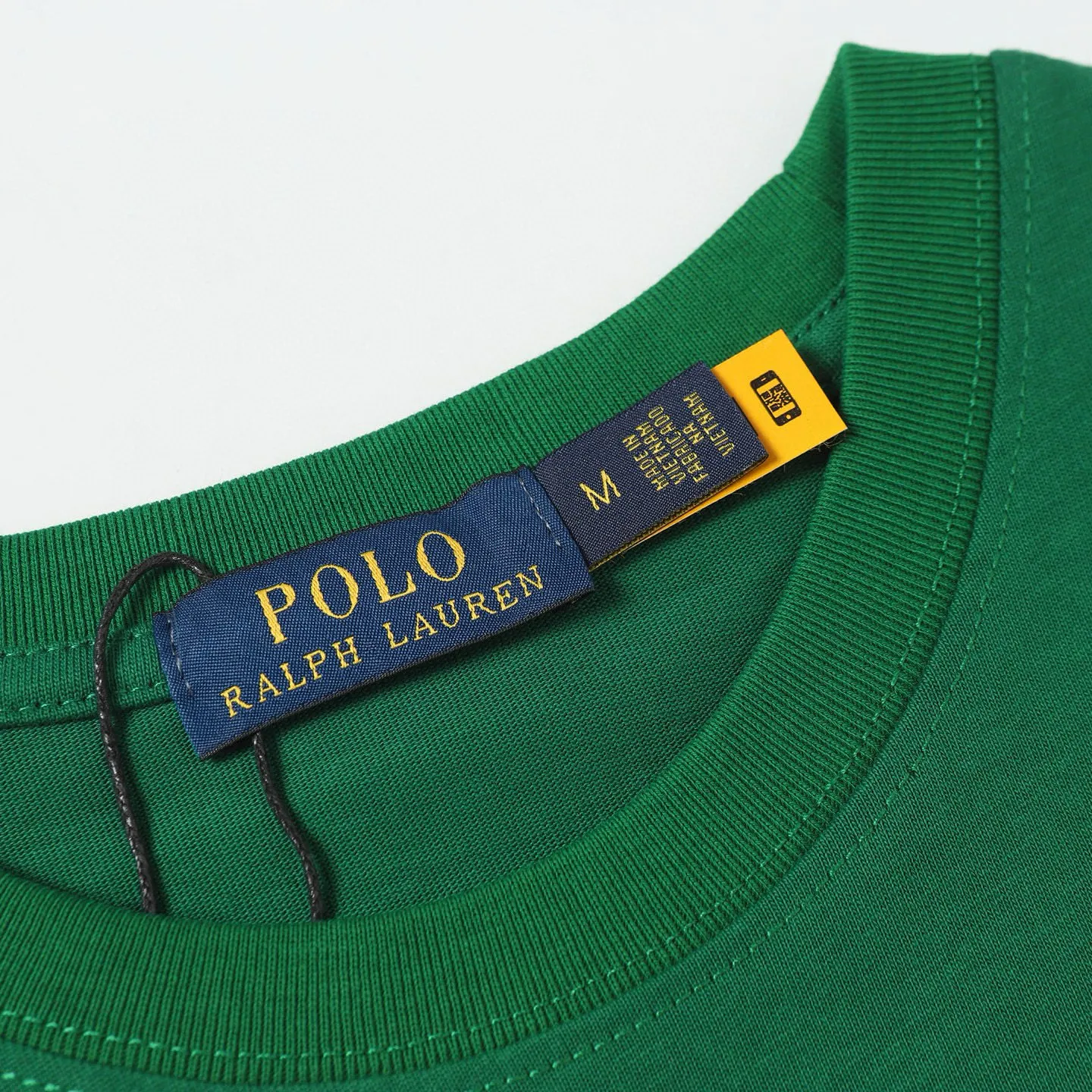 P126 Style number: 508 Ralph Lauren/Ralph Lauren 25ss new summer 3D silicone Polo embossed round neck T-shirt. The main logo on the neck has a QR code mark, which can be scanned for verification. It uses 3D silicone three-dimensional English letter logo embossing to distinguish low-low products on the market. 32 counts, 240g hydrophilic toner, 100% cotton fabric, comfortable and soft, highly breathable, focusing on high-end cost-effectiveness, needless to say good quality. Available in a variety of colors, both boys and girls can try this genderless style, giving them a yuppie tone in no time. Immerse yourself in your leisurely style, and have your own style in retro. Natural, vivid and very French romantic feelings, perfectly integrating youthful atmosphere and trend. Color: off-white, navy blue, dark green, light green Size: S-xL S Shoulder width 44 Bust 104 Sleeve length 23 Clothing length 72 M Shoulder width 45 Bust 108 Sleeve length 24 Clothing length 74 L Shoulder width 46 Bust 112 Sleeve length 25 Clothing length 76 xL Shoulder width 47 Bust 116 Sleeve length 26 Clothing length 78